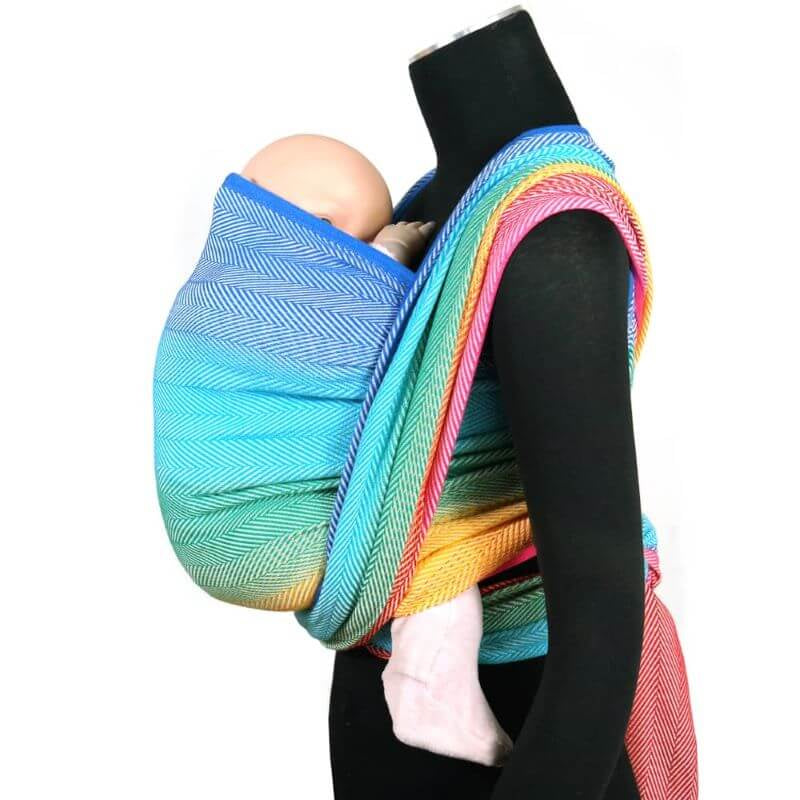虹色の布地に包まれ抱かれる赤ちゃん