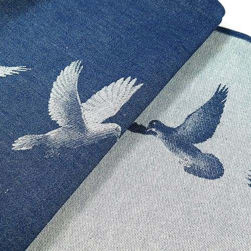 表はデニムに白い鳩、裏は白地に青い鳩の模様が描かれた布地