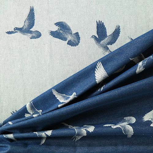 青地に白い鳩が連なっているデザインの織物の裏と表