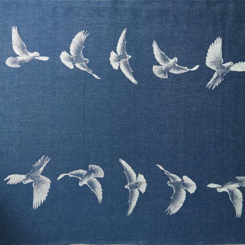 青地に白い鳩が二列に並んで飛んでいる様子が描かれた布地