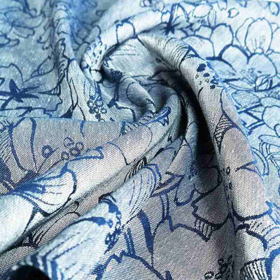 白地にブルーで桜模様がデザインされた織物