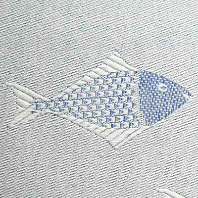 白と水色で織られた魚模様の織物