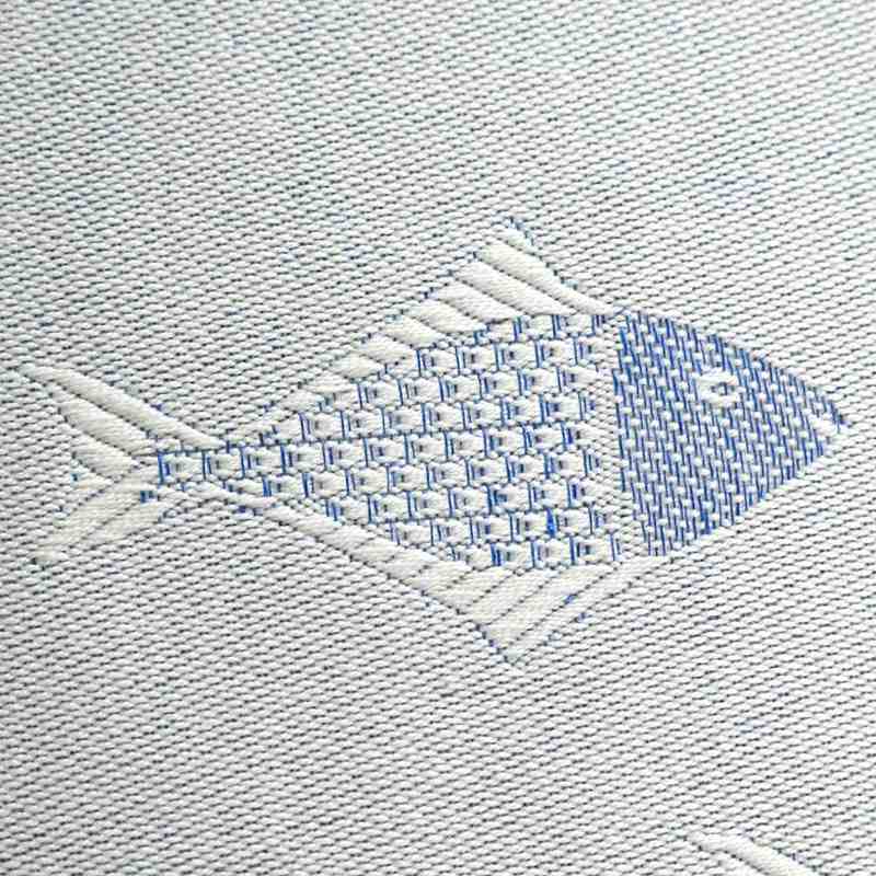 白と水色で織られた魚模様の織物