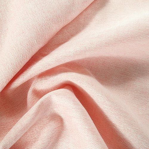 リネン100％のローズピンクの布地を広げた様子