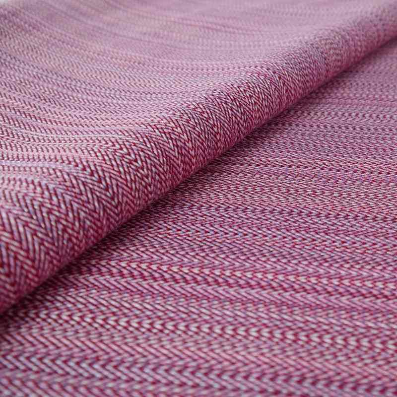 赤、白、紫の糸を使用したピンク色の織布