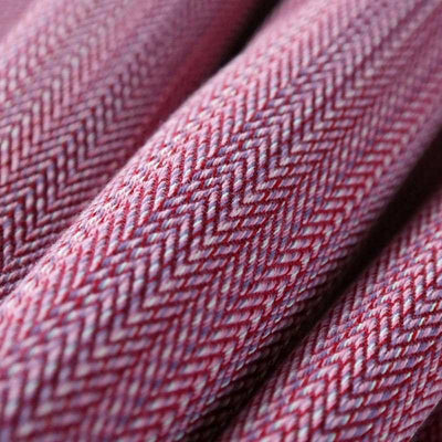 赤、白、紫、ピンクの糸を使用したリスカ模様のドイツ製織物