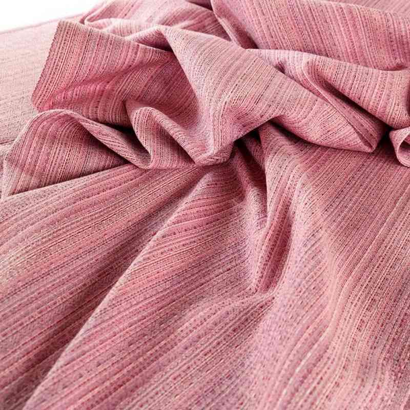 赤、白、紫、ピンクの糸を使用し、ピンクを基調とした織物