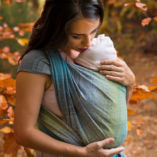 ベビーラップで新生児を抱く女性