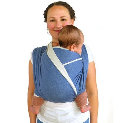 赤ちゃんを抱っこ紐で抱っこする女性