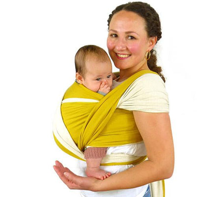 イエローのベビーラップで赤ちゃんを抱っこする女性