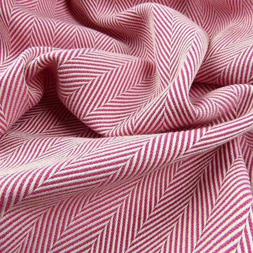ピンク色のヘリンボーン模様の布地