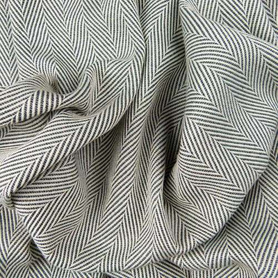 白とグレーとチャコールのヘリンボーン柄の布地の拡大画像